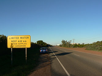 Značka u cesty omezená voda