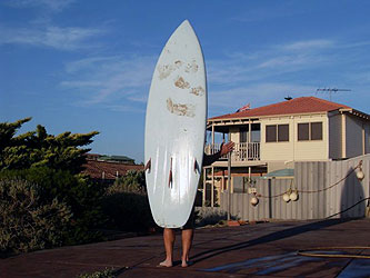 Surf s mávající rukou