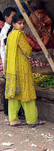Bombajská dívka ve žlutém sárí