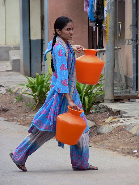Indická žena nese vodu