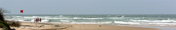 Vlny na moři na pobřeží Goa