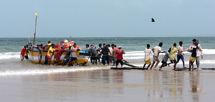 Rybáři vytahují loď z moře