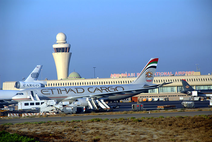Letiště v Abu Dhabi z venku