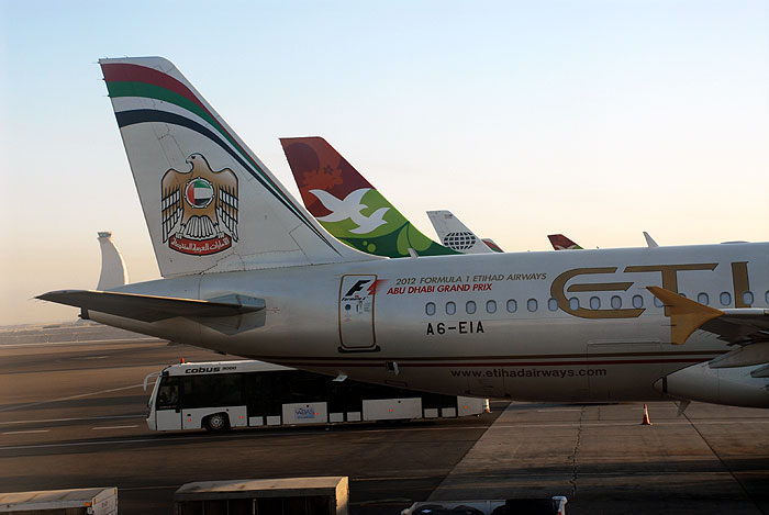 Letadla společnosti Etihad na letišti v Abu Dhabi