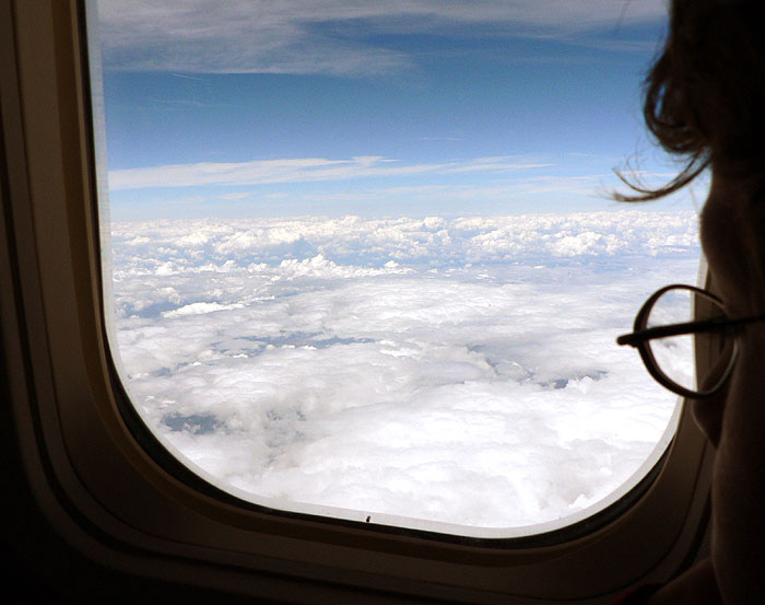 Letadlové okno a mraky za oknem