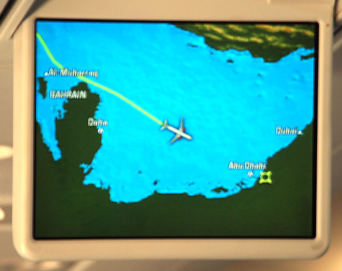Obrazovka v letadle před přistáním v Abu Dhabi