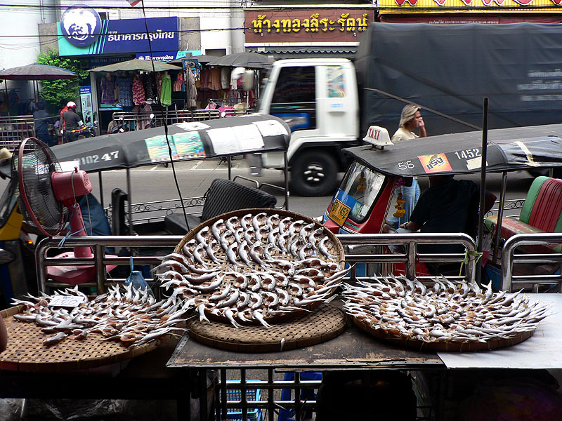 Trh s rybama na ulici v Bangkoku